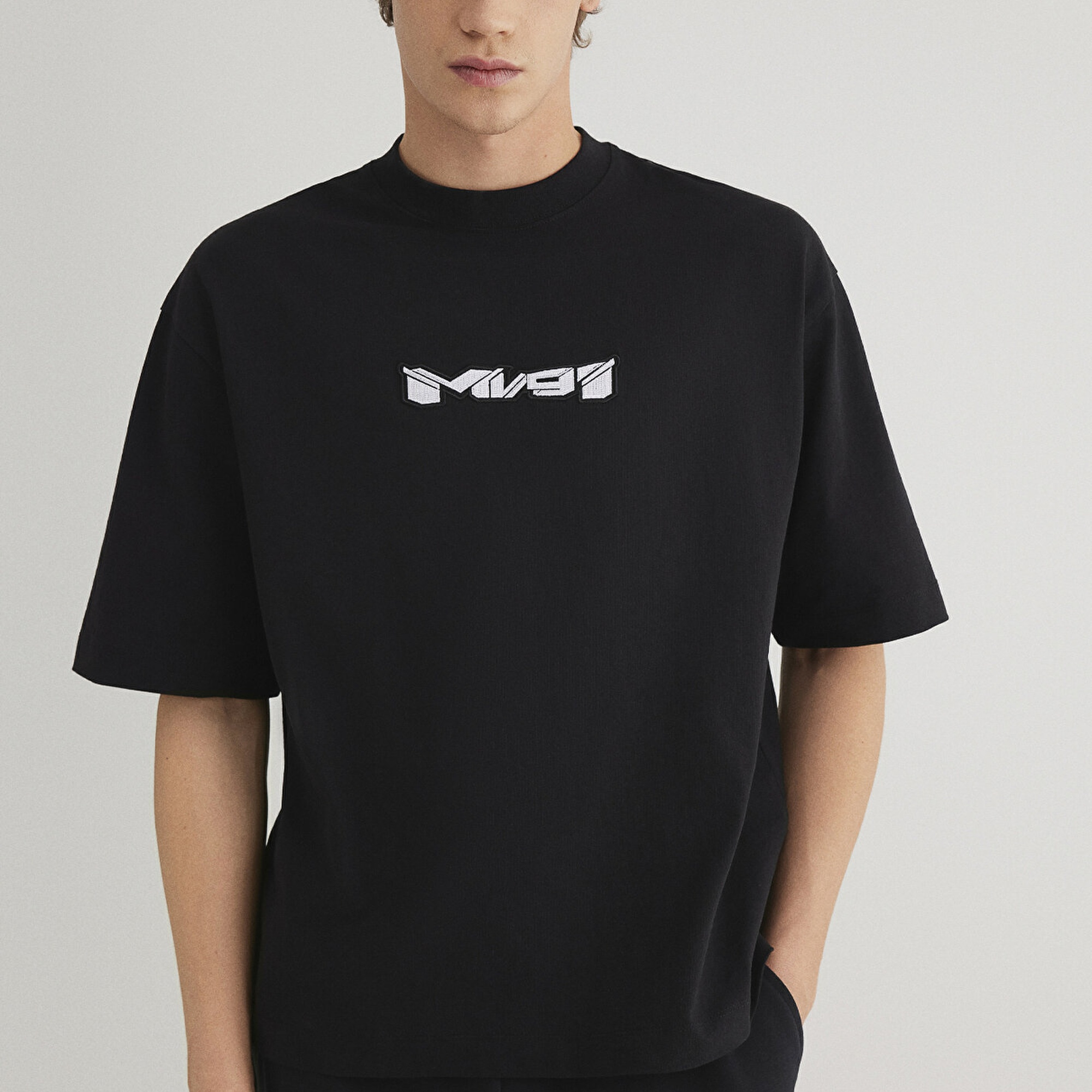 Mavi MV91 Nakış Detaylı Siyah Tişört Boxy Fit 0612576-900