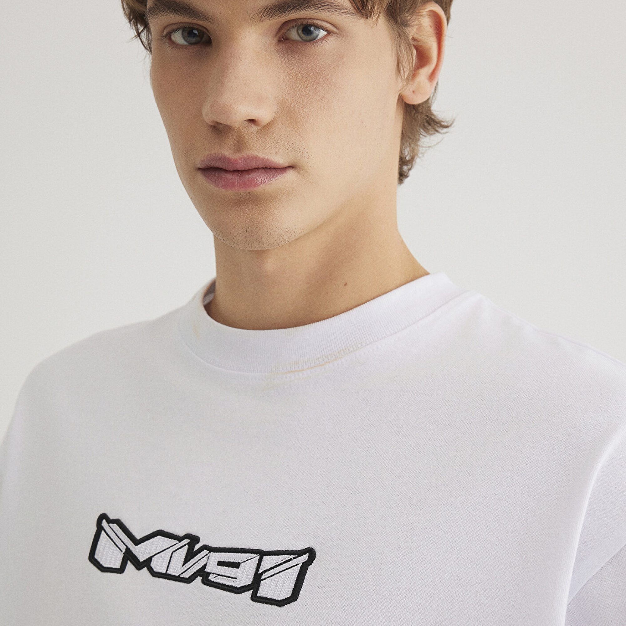 Mavi MV91 Nakış Detaylı Beyaz Tişört Boxy Fit 0612576-620