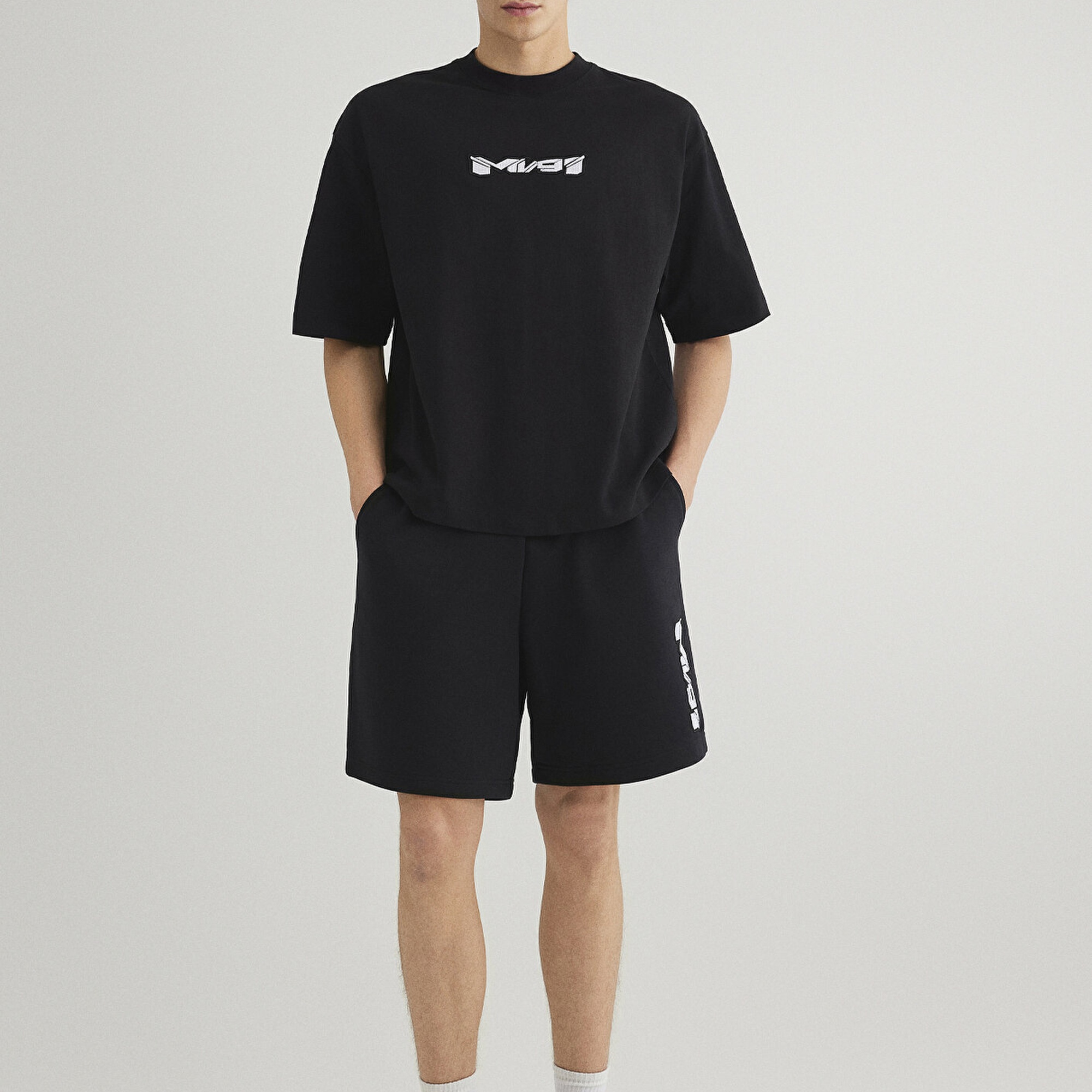 Mavi MV91 Nakış Detaylı Siyah Tişört Boxy Fit 0612576-900