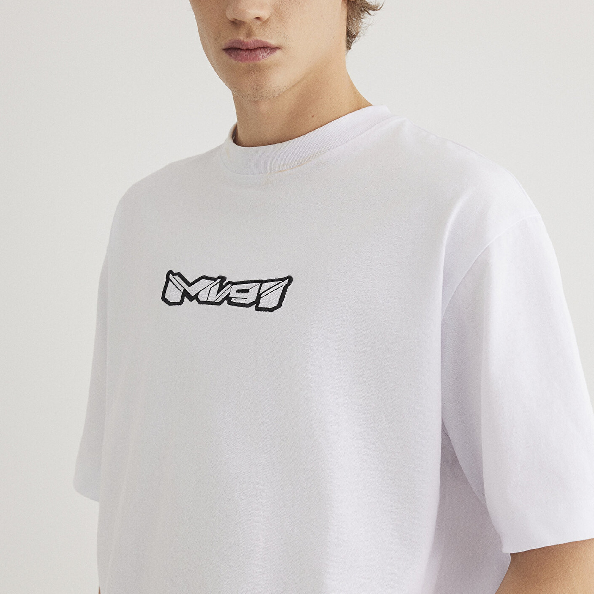 Mavi MV91 Nakış Detaylı Beyaz Tişört Boxy Fit 0612576-620