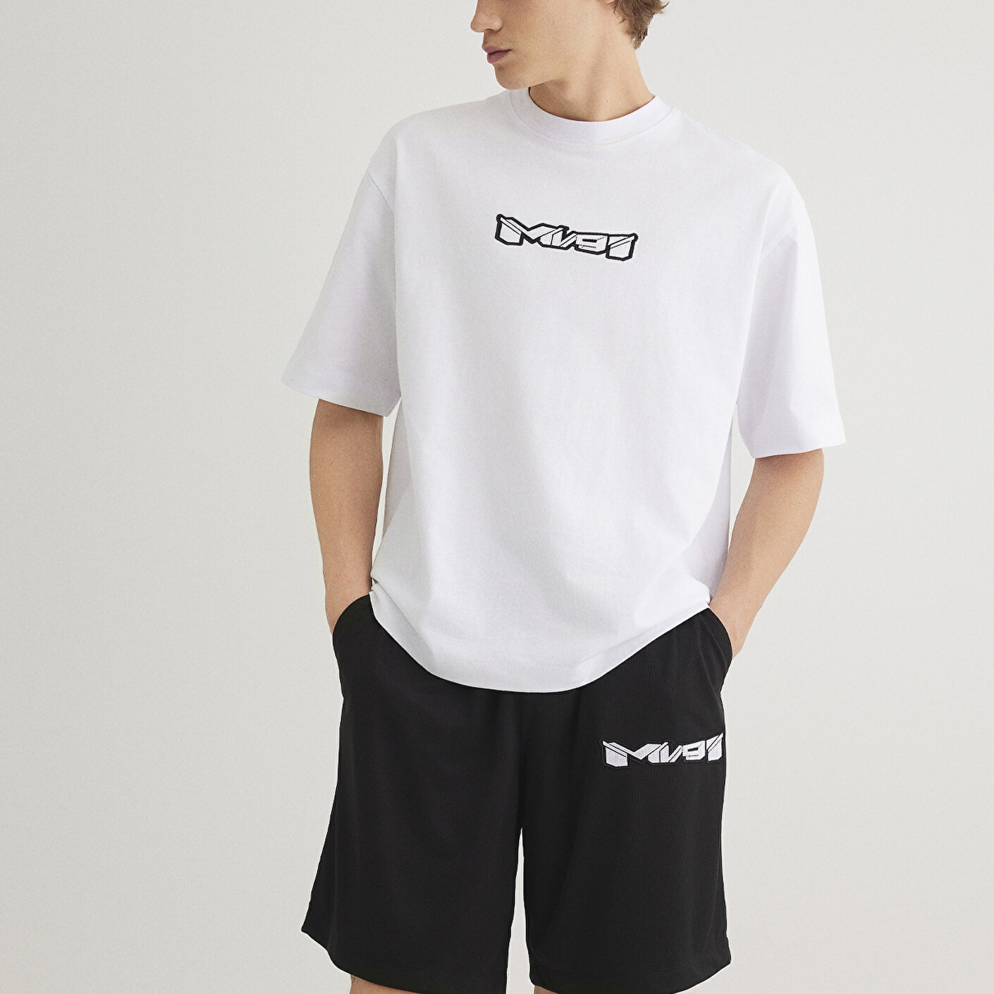 Mavi MV91 Nakış Detaylı Beyaz Tişört Boxy Fit 0612576-620