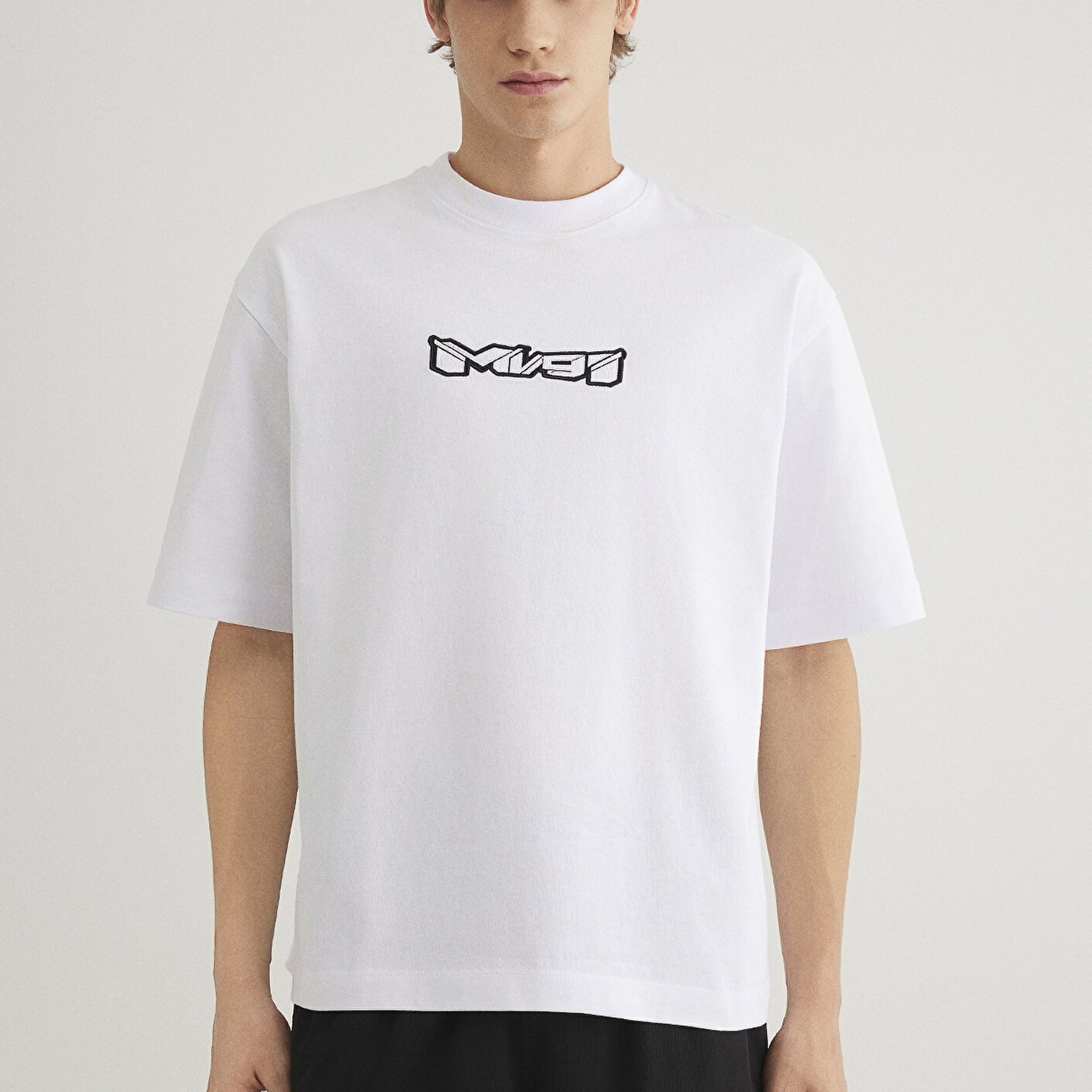 Mavi MV91 Nakış Detaylı Beyaz Tişört Boxy Fit 0612576-620