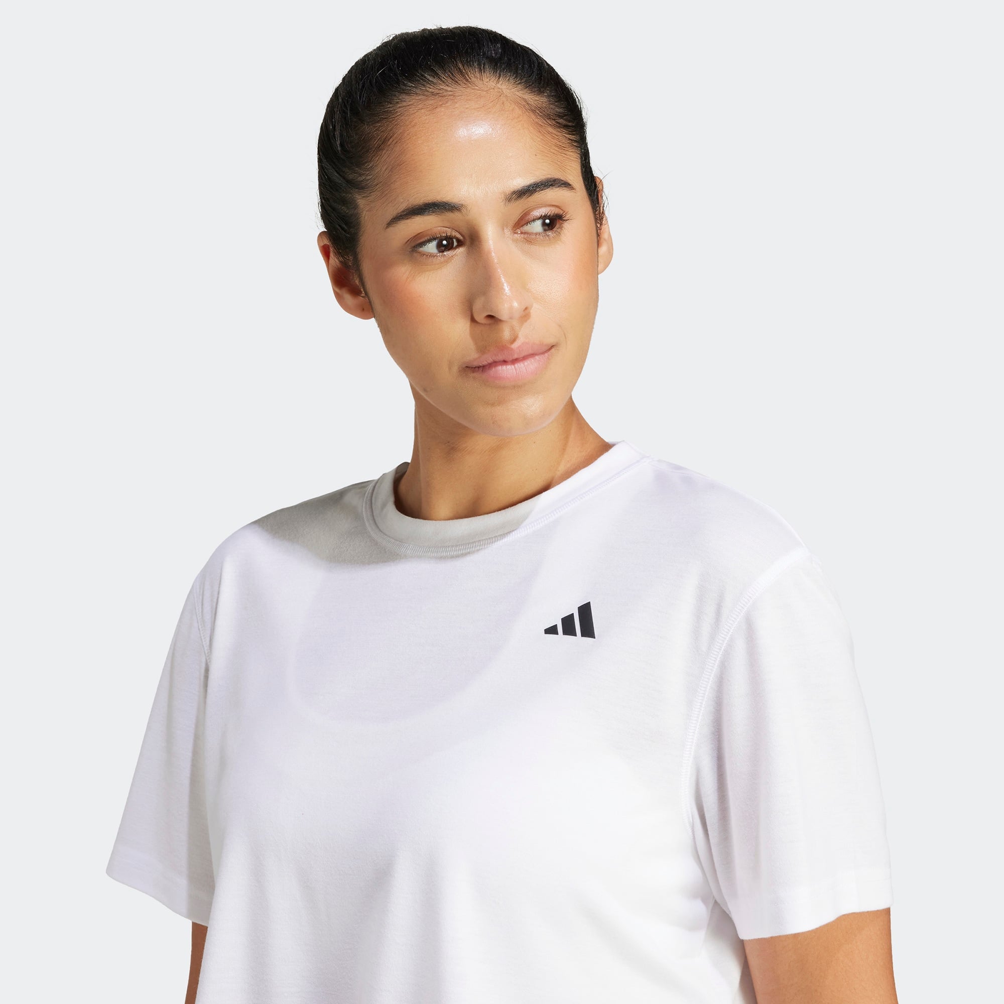 adidas Train Essentials Boxy Workout Kadın Beyaz Crop T-Shirt