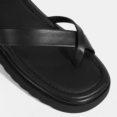  Kadın Siyah Parmak Arası Deri Sandalet