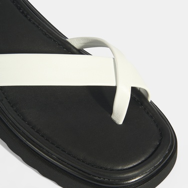  Kadın Beyaz Parmak Arası Deri Sandalet