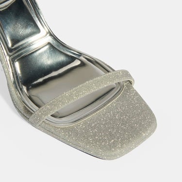  Kadın Gümüş Toka Detaylı Topuklu Abiye Sandalet