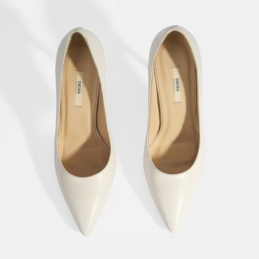  Kadın Beyaz Deri Topuklu Klasik Ayakkabı