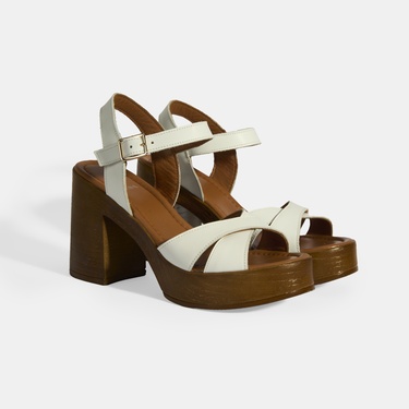  Beyaz Kadın Toka Detaylı Deri Sandalet