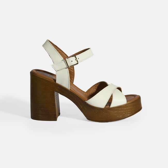  Beyaz Kadın Toka Detaylı Deri Sandalet