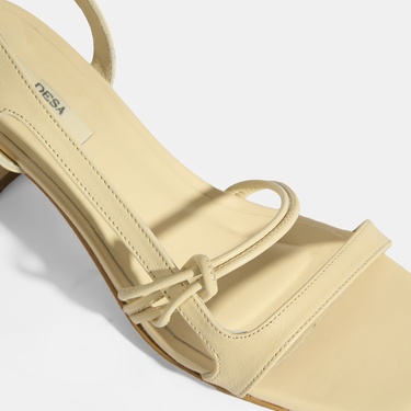  Kadın Bej Topuklu Deri Sandalet