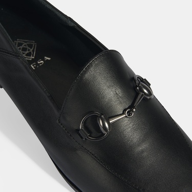  Siyah Kadın Toka Aksesuarlı Deri Loafer