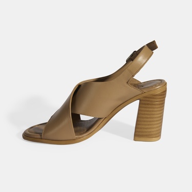  Kahve Kadın Toka Detaylı Deri Sandalet