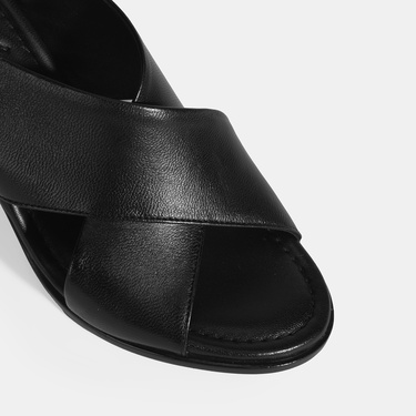  Siyah Kadın Toka Detaylı Deri Sandalet