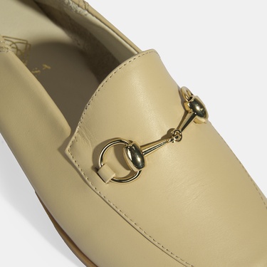  Bej Kadın Toka Aksesuarlı Deri Loafer