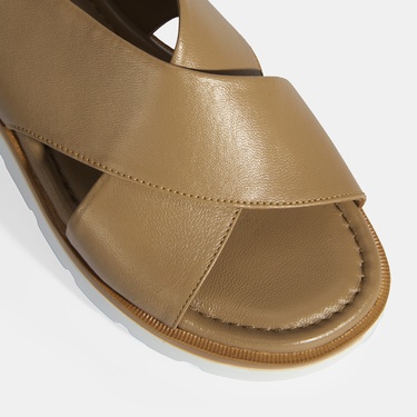  Taba Kadın Lastik Bantlı Deri Sandalet