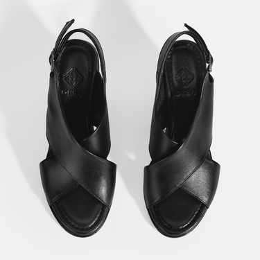  Siyah Kadın Toka Detaylı Deri Sandalet