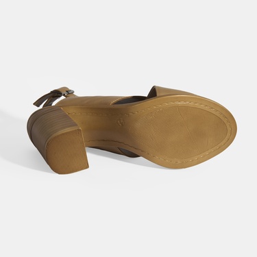  Kahve Kadın Toka Detaylı Deri Sandalet