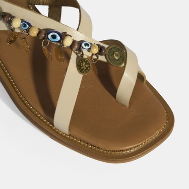  Bej Kadın Toka Detaylı Aksesuarlı Deri Sandalet