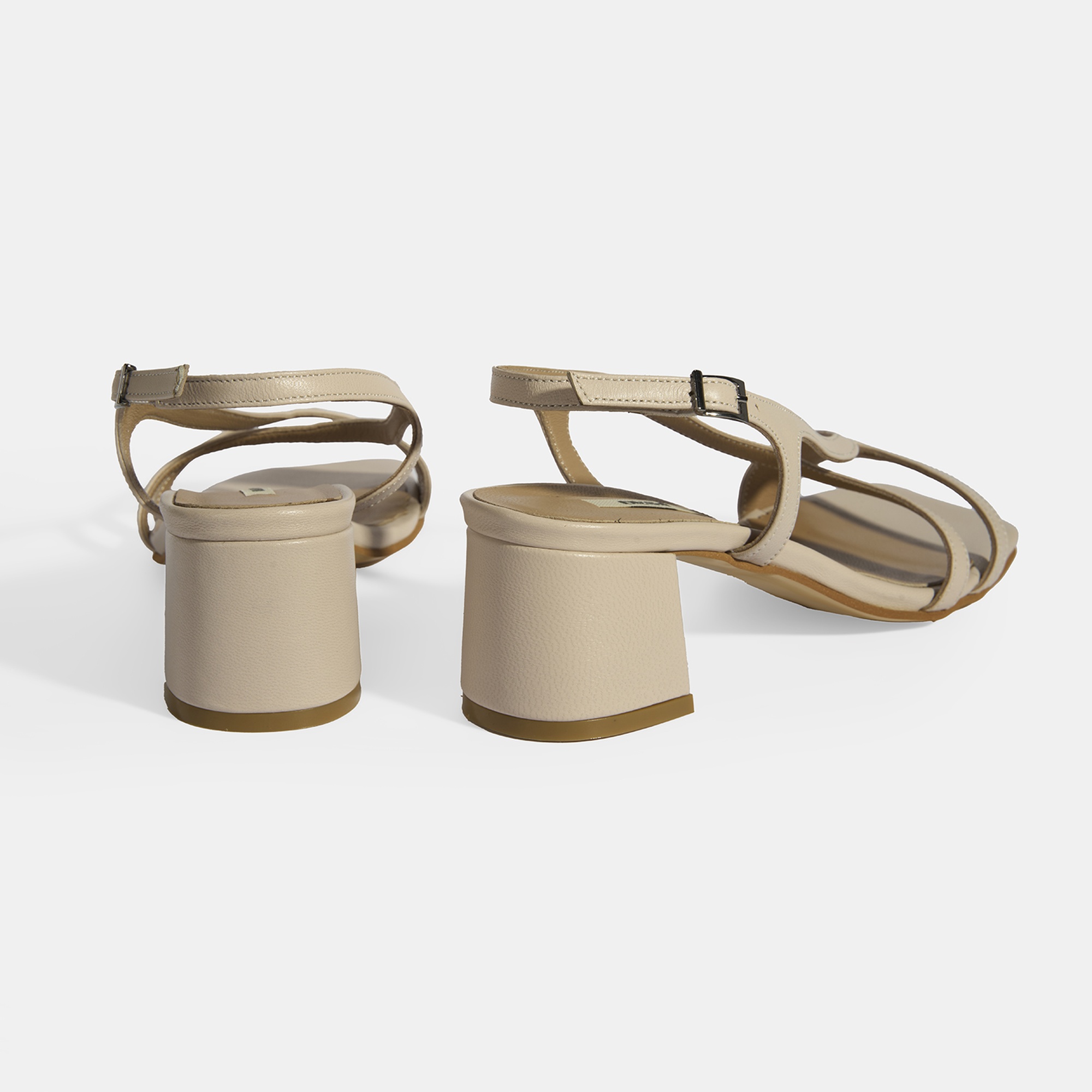 Krem Kadın Toka Aksesuarlı Deri Topuklu Sandalet