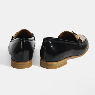  Siyah Kadın Metal Aksesuarlı Slip-On Rugan Loafer