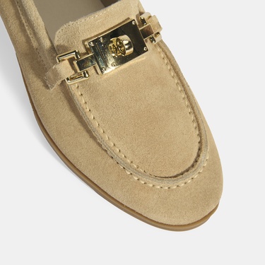  Kadın Bej Kilit Aksesuarlı Slip-On Süet Loafer