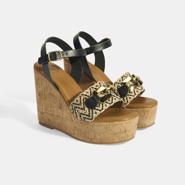  Kadın Siyah Toka Aksesuarlı Deri Detaylı Dolgu Topuklu Sandalet