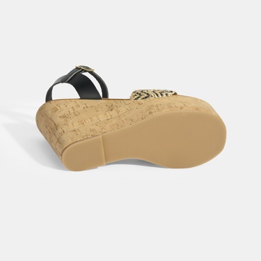  Kadın Siyah Toka Aksesuarlı Deri Detaylı Dolgu Topuklu Sandalet