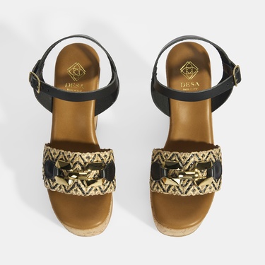  Kadın Siyah Toka Aksesuarlı Deri Detaylı Dolgu Topuklu Sandalet