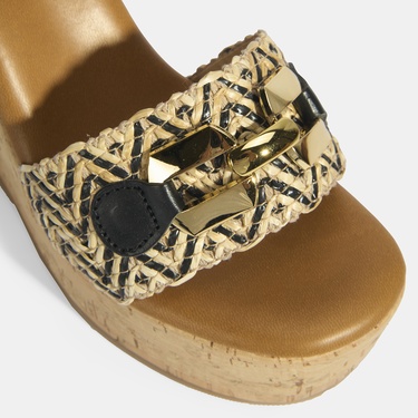  Kadın Siyah Toka Aksesuarlı Deri Detaylı Dolgu Topuklu Sandalet