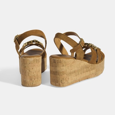  Kadın Taba Taşlı Toka Aksesuarlı Süet Dolgu Topuklu Sandalet