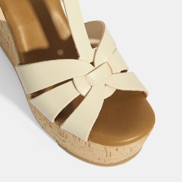  Kadın Beyaz Toka Aksesuarlı T-Bant Deri Dolgu Topuklu Sandalet