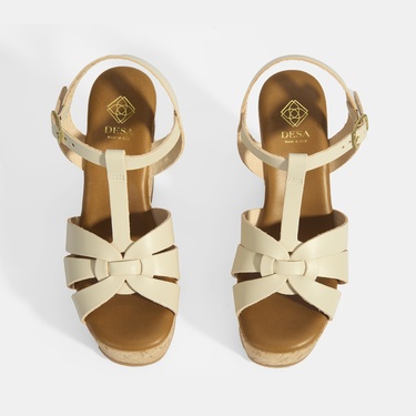  Kadın Beyaz Toka Aksesuarlı T-Bant Deri Dolgu Topuklu Sandalet