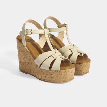  Kadın Beyaz Toka Aksesuarlı T-Bant Deri Dolgu Topuklu Sandalet