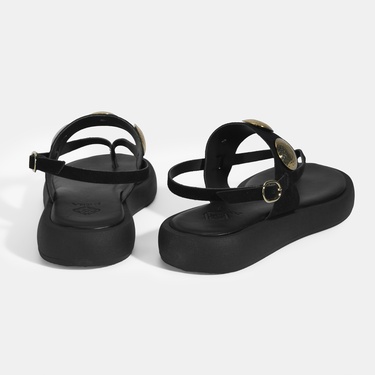  Kadın Siyah Metal Aksesuarlı Ayarlanabilir Tokalı Süet Sandalet