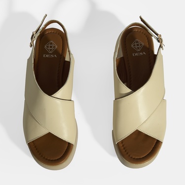  Krem Kadın Toka Detaylı Deri Sandalet