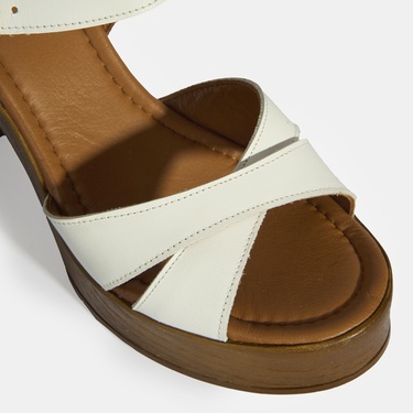  Beyaz Kadın Toka Detaylı Deri Sandalet