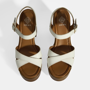  Beyaz Kadın Toka Detaylı Deri Sandalet