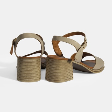  Vizon Kadın Toka Detaylı Deri Sandalet