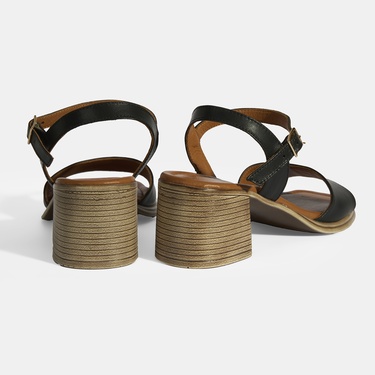  Siyah Kadın Toka Detaylı Deri Sandalet