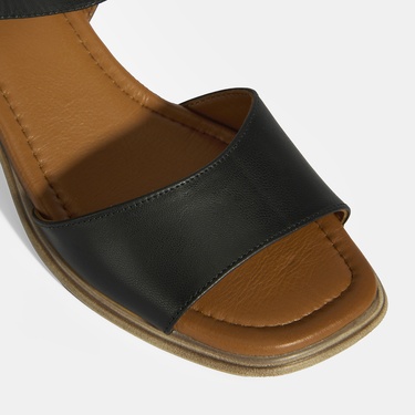  Siyah Kadın Toka Detaylı Deri Sandalet