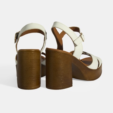  Beyaz Kadın Toka Detaylı Deri Sandalet