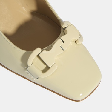  Luca Grossi Kadın Krem Toka Aksesuarlı Rugan Babet