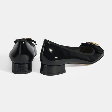  Luca Grossi Kadın Siyah Metal Aksesuarlı Rugan Babet