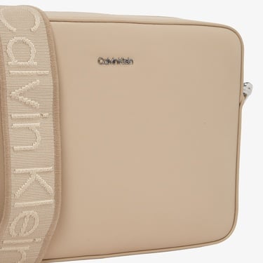  Calvin Klein Must Small Camera Kadın Bej El Çantası