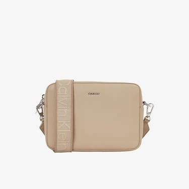  Calvin Klein Must Small Camera Kadın Bej El Çantası