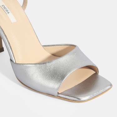  Kadın Gümüş Ayarlanabilir Tokalı Deri Abiye Topuklu Sandalet