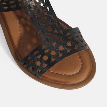  Kadın Siyah Cırt Detaylı Perforeli Deri Sandalet