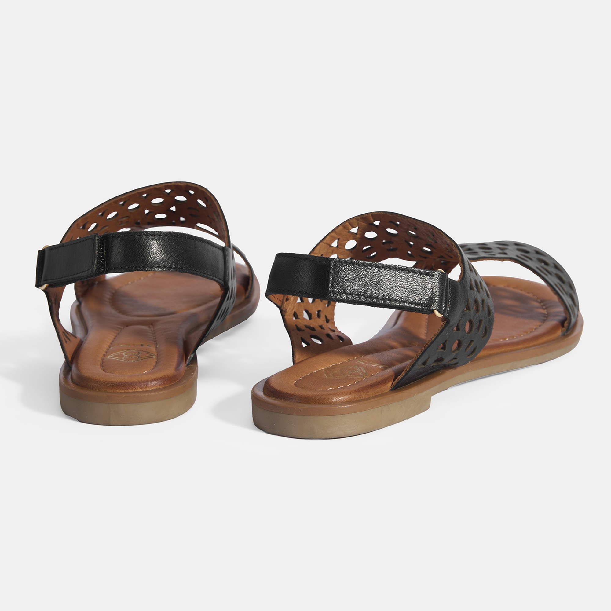 Kadın Siyah Cırt Detaylı Perforeli Deri Sandalet