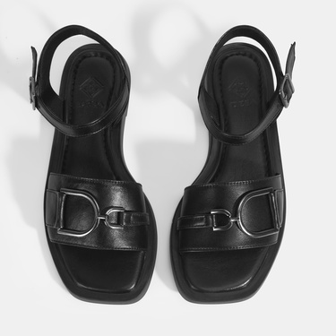  Siyah Kadın Metal Aksesuarlı Ayarlanabilir Tokalı Deri Sandalet