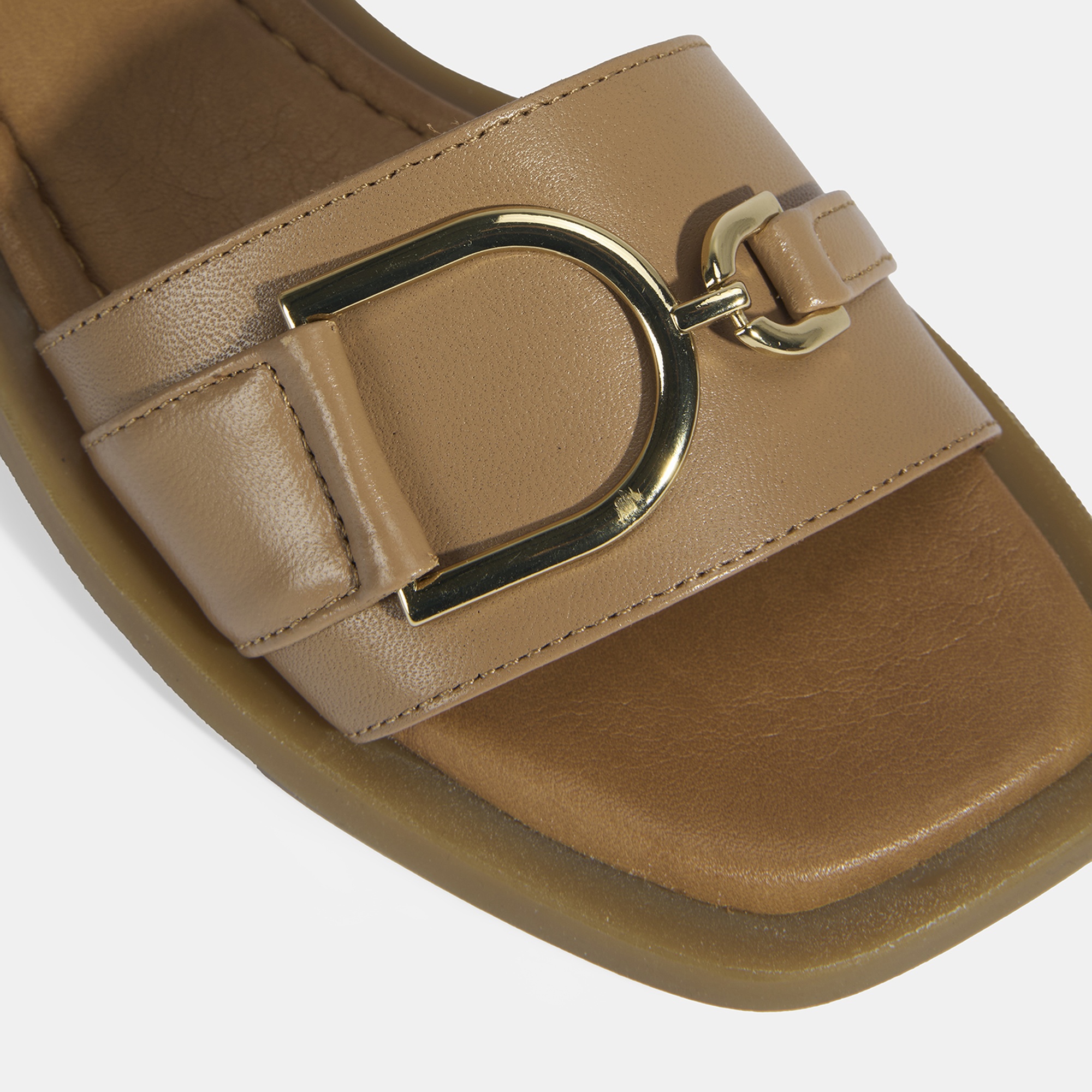 Taba Kadın Metal Aksesuarlı Ayarlanabilir Tokalı Deri Sandalet